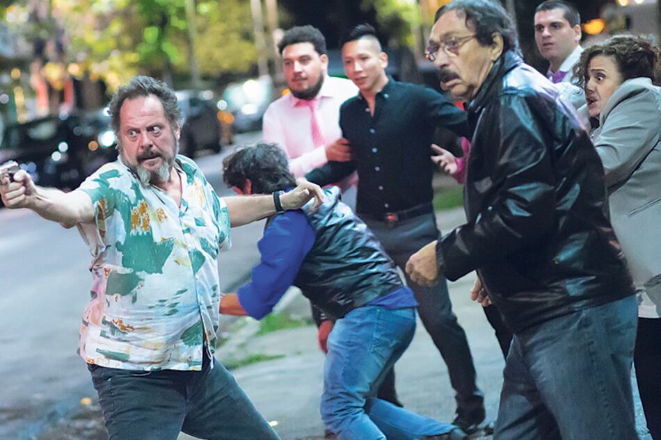 En la historia convergen los caminos de un joven gallero recién llegado del interior y un capomafia en su ocaso.