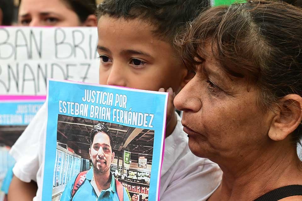 Esteban era empleado del supermercado La Reina y fue apuñalado en 27 de Febrero e Iriondo por la bicicleta en la que volvía a su casa. 