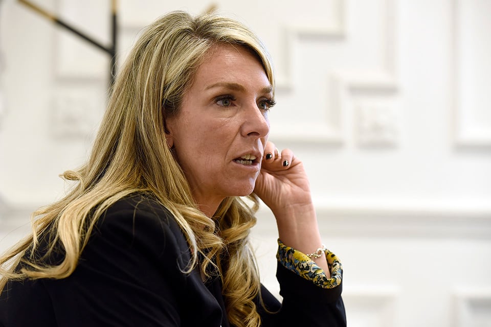 Schmuck plantea "un nuevo tiempo, una nueva forma de hacer política". 