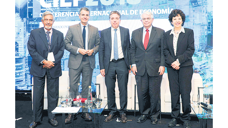 “Estamos bajando el gasto primario real en 10 puntos porcentuales”, celebró el ministro Dujovne.