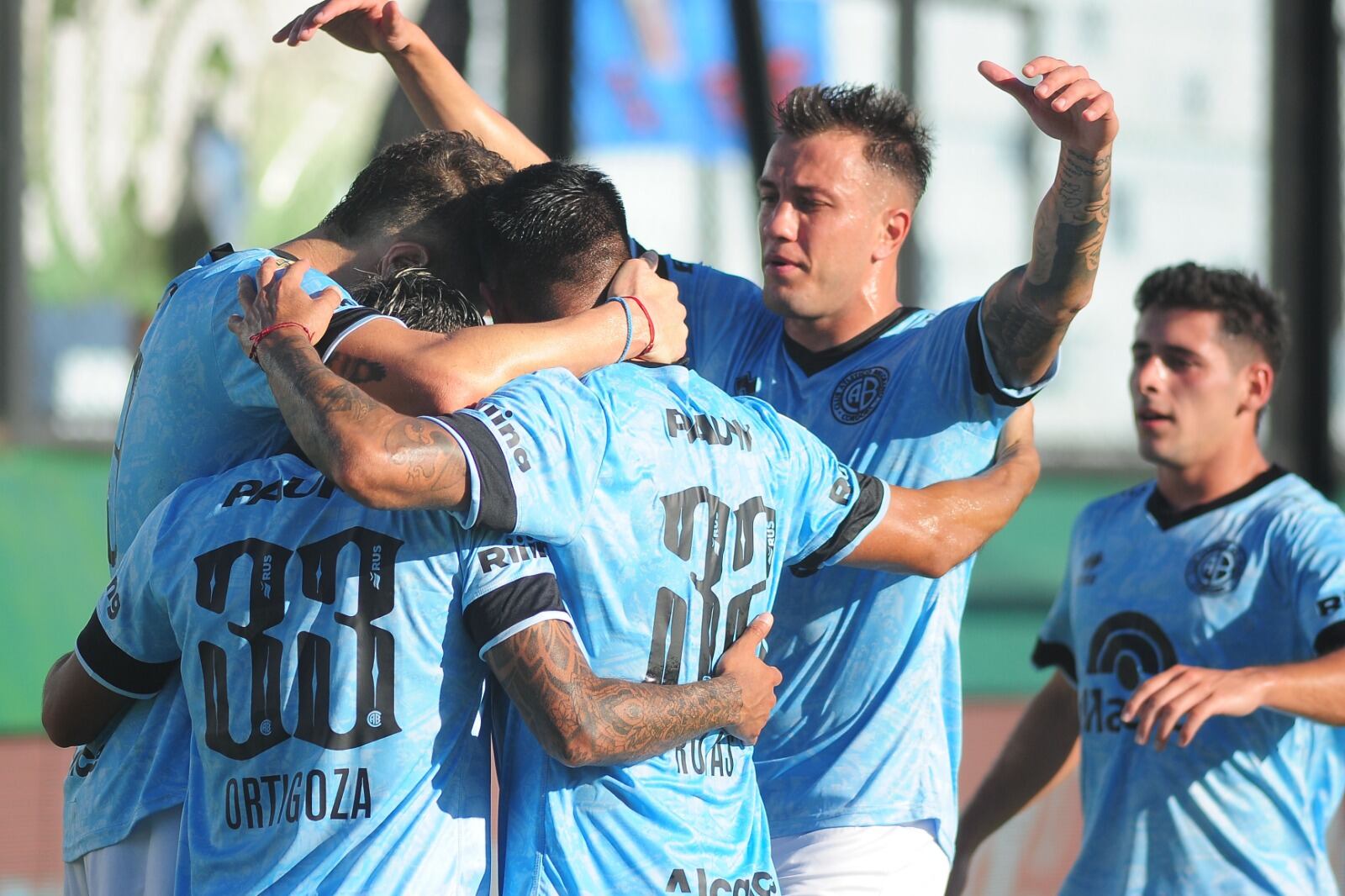El Pirata celebra el tanto de su goleador Vegetti en el Viaducto