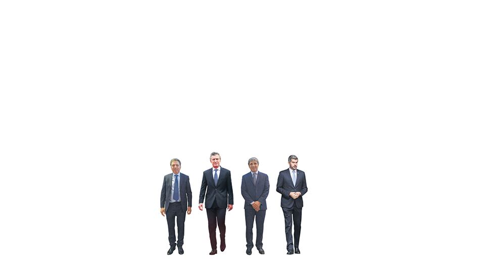Presidente Macri junto al ministro Dujovne, el titular del Central Caputo y el jefe de Gabinete Peña.