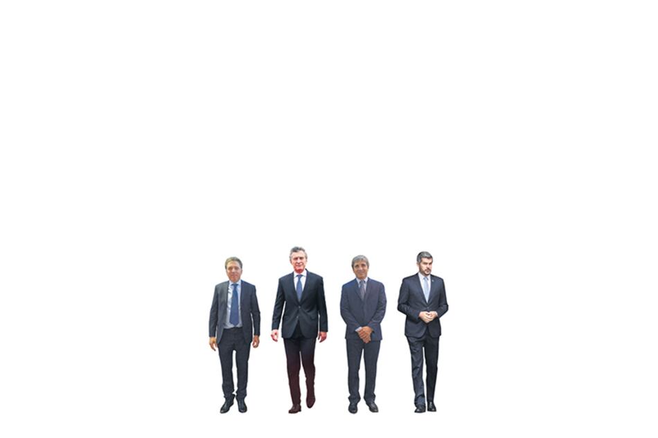 Presidente Macri junto al ministro Dujovne, el titular del Central Caputo y el jefe de Gabinete Peña.