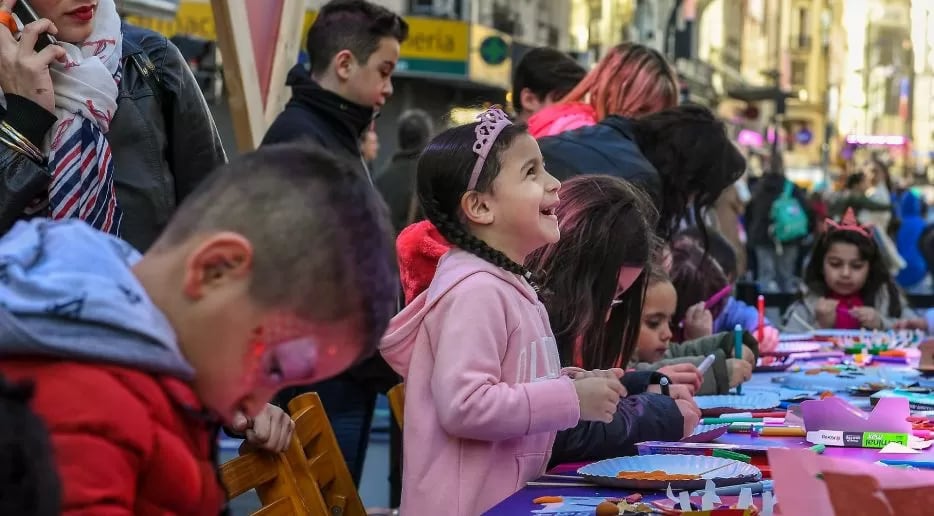En vacaciones de invierno, al no tener clases, los niños y las niñas aprovechan para descansar, pasear y jugar. 