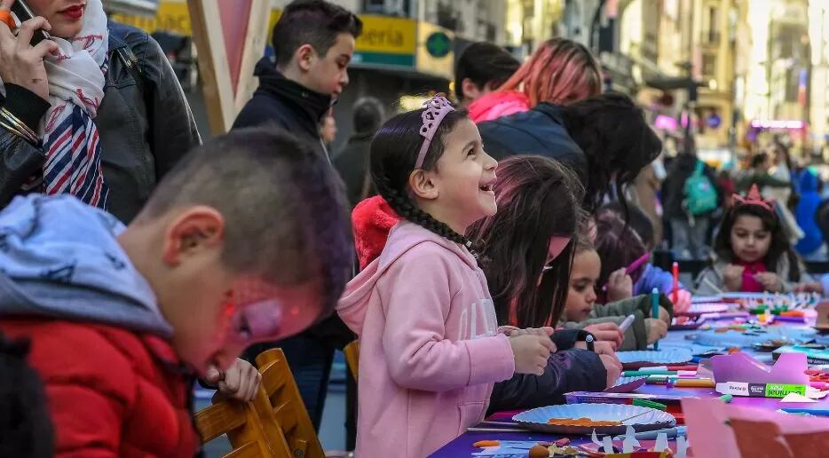 En vacaciones de invierno, al no tener clases, los niños y las niñas aprovechan para descansar, pasear y jugar.