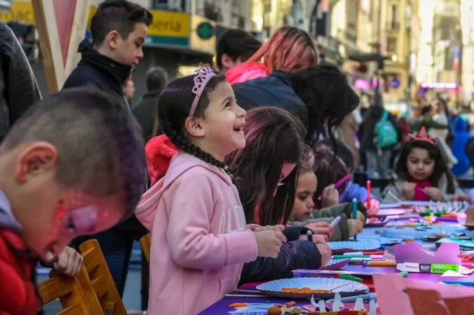 En vacaciones de invierno, al no tener clases, los niños y las niñas aprovechan para descansar, pasear y jugar.