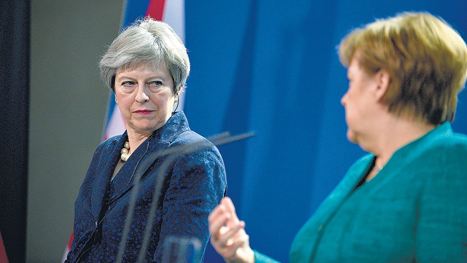 Entre las dudas británicas y la esperanza europea de un cambio de rumbo, Theresa May y Angela Merkel se miran con recelo.