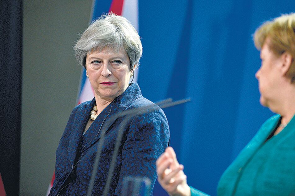 Entre las dudas británicas y la esperanza europea de un cambio de rumbo, Theresa May y Angela Merkel se miran con recelo.