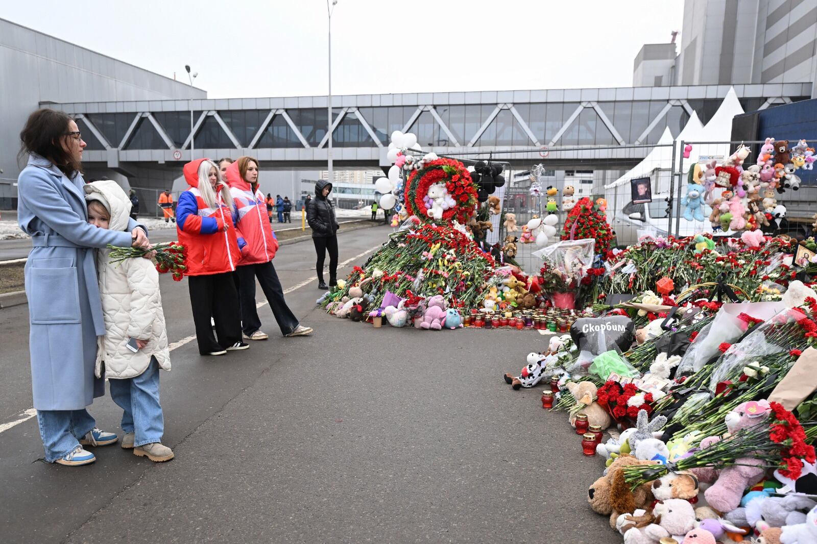Memorial frente al lugar del atentado en el que murieron 143 personas.