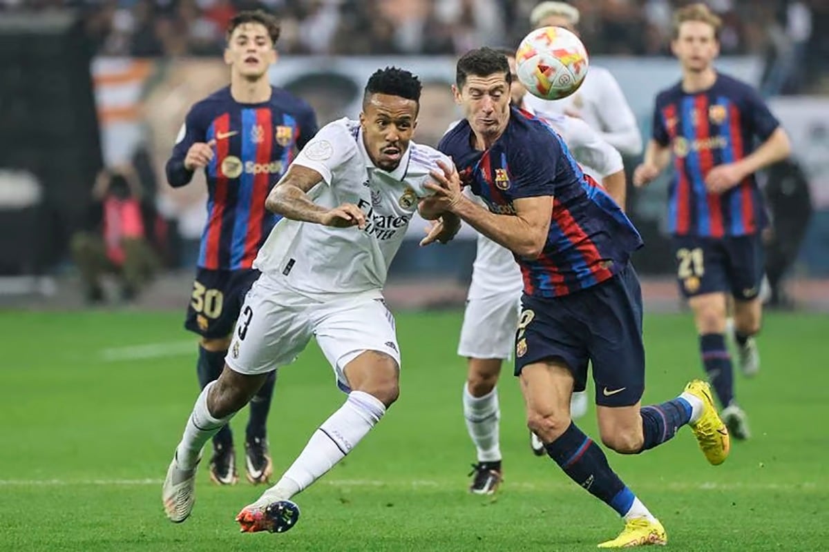 Militao y Lewandowski, choque de figuras en el clásico español.