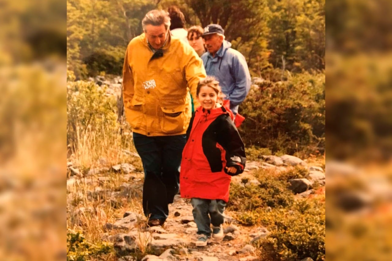  "¿Dónde está el abuelo Néstor?", le preguntó la pequeña Helena a Florencia, a quien en la foto se ve de pequeña junto al expresidente. 