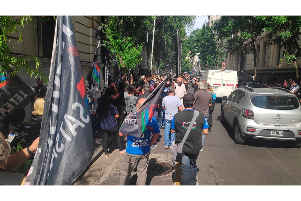 "El estado de incertidumbre que genera la intervención provoca inestabilidad en el desarrollo de planes de comercialización y captura de publicidad", advirtieron.