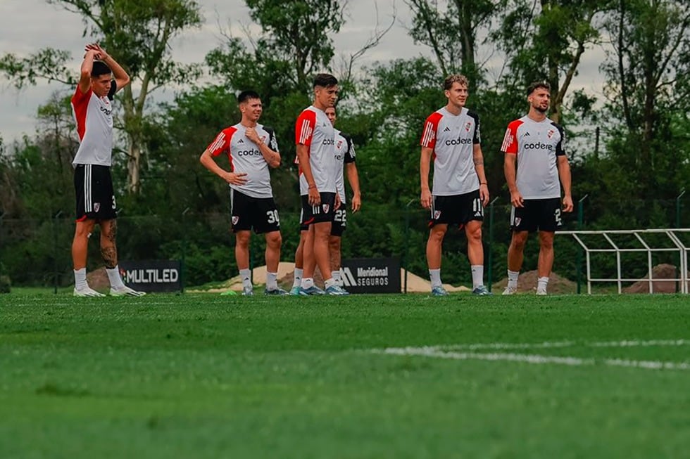 El plantel millonario se entrenó en Ezeiza, antes de la lluvia.