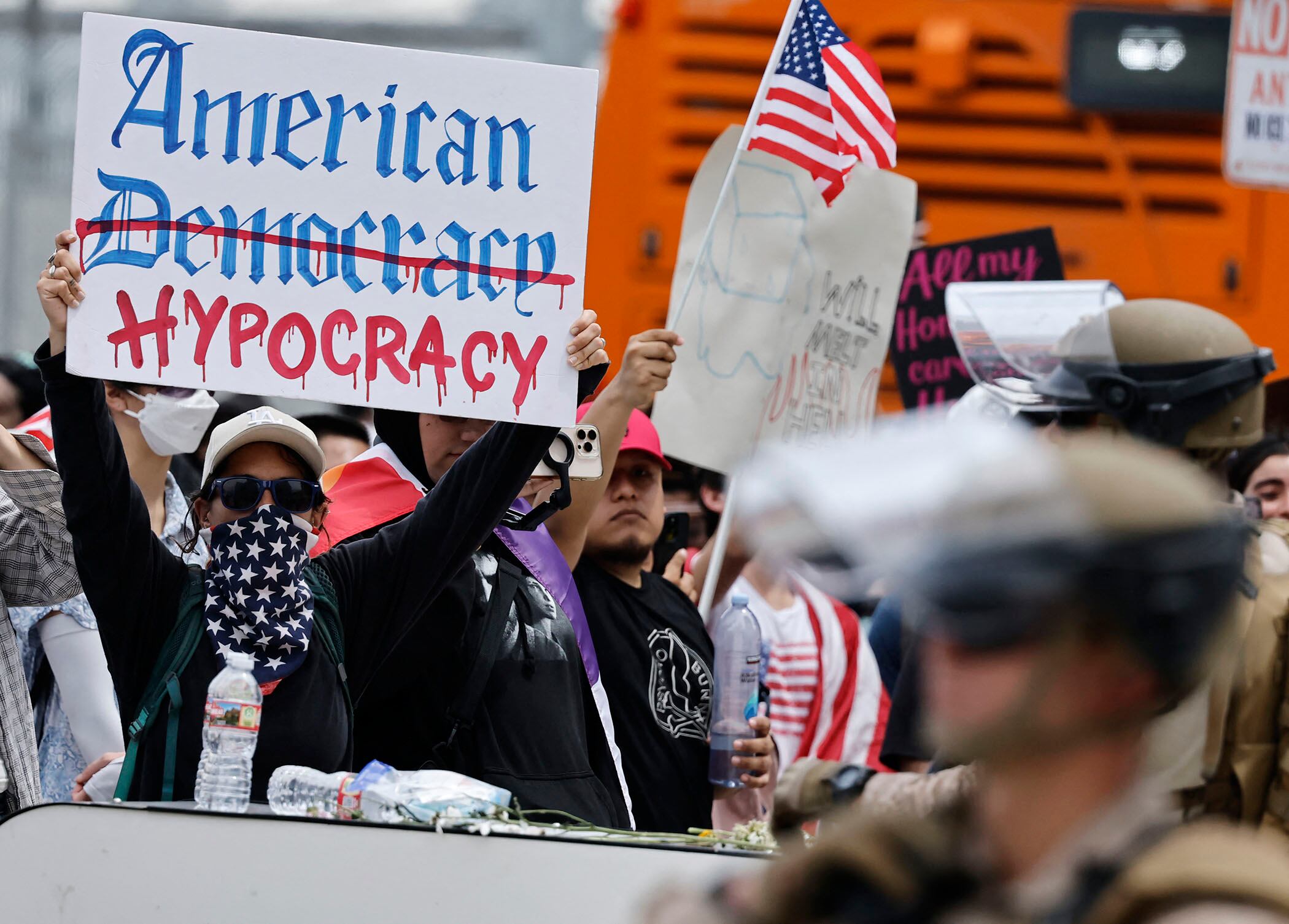Manifestantes enfrentan a Marines durante una protesta en Los Angeles.