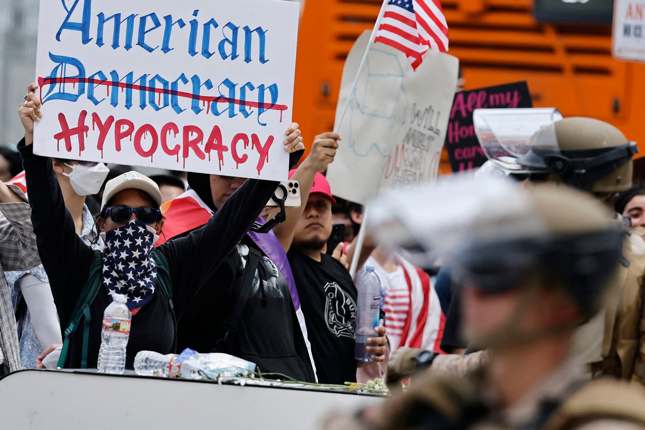 Manifestantes enfrentan a Marines durante una protesta en Los Angeles.