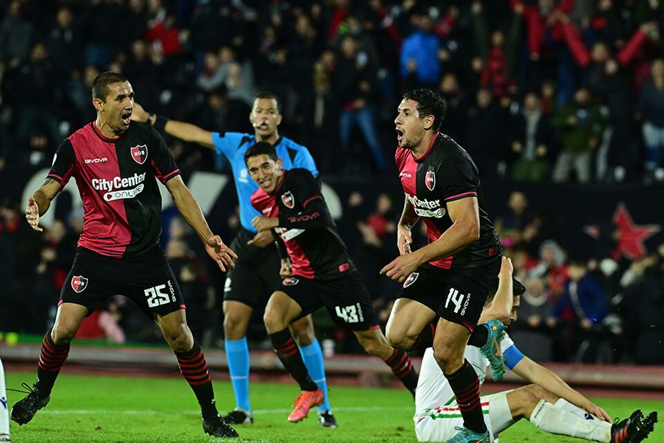 El festejo agónico del gol del empate de Newell's en el descuento.