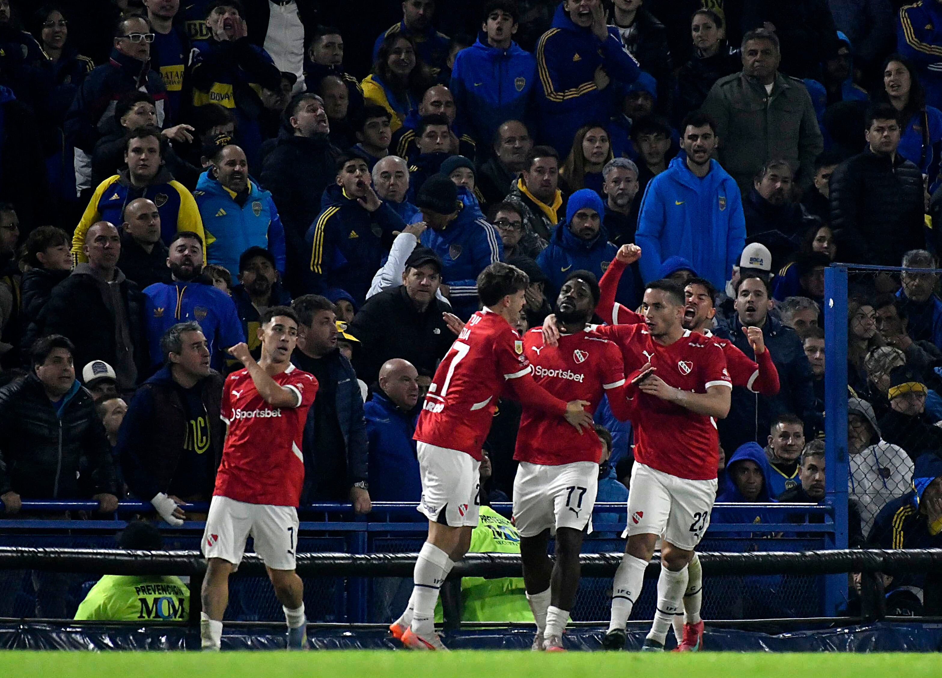 Independiente festeja el gol de Angulo en la segunda parte