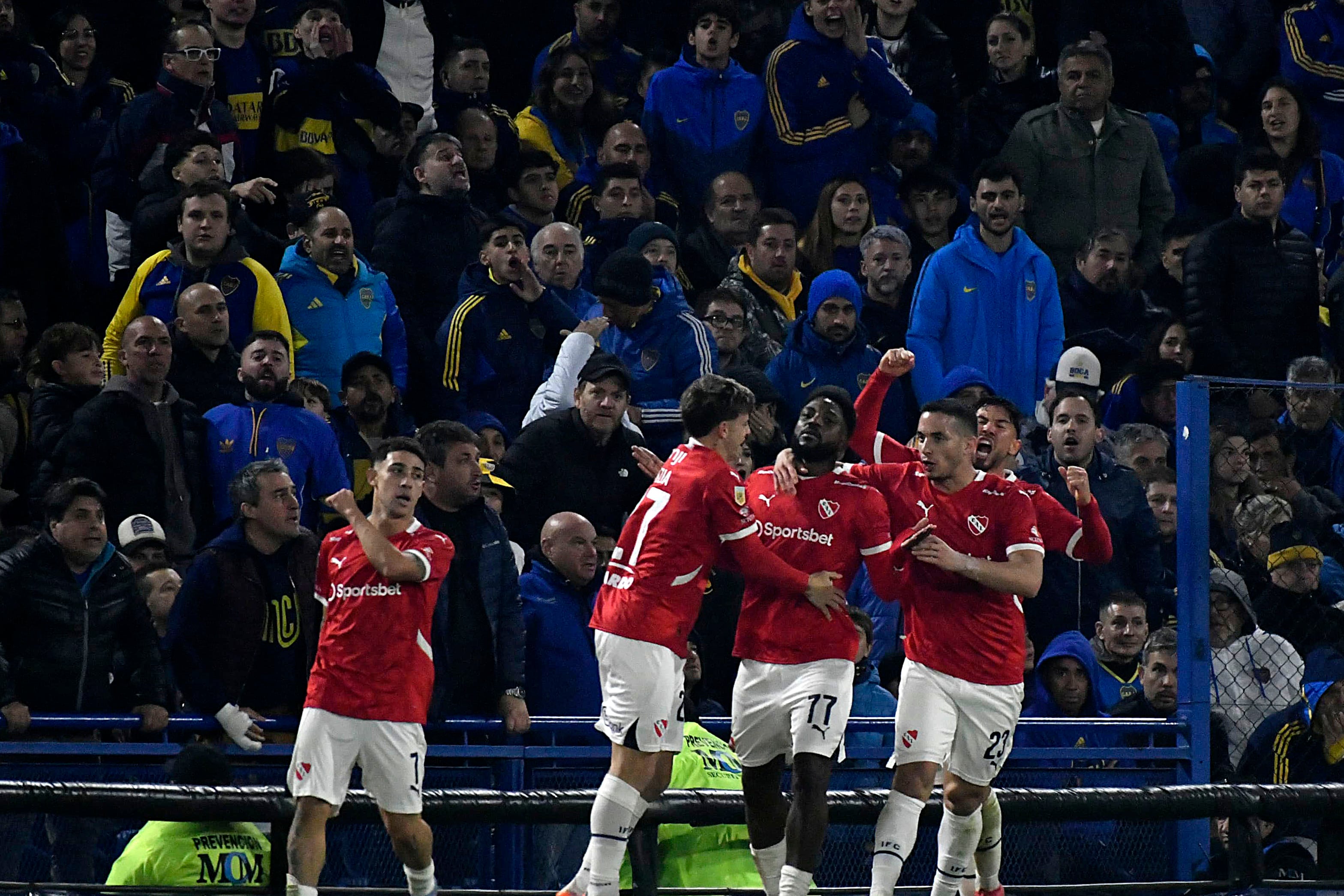 Independiente festeja el gol de Angulo en la segunda parte