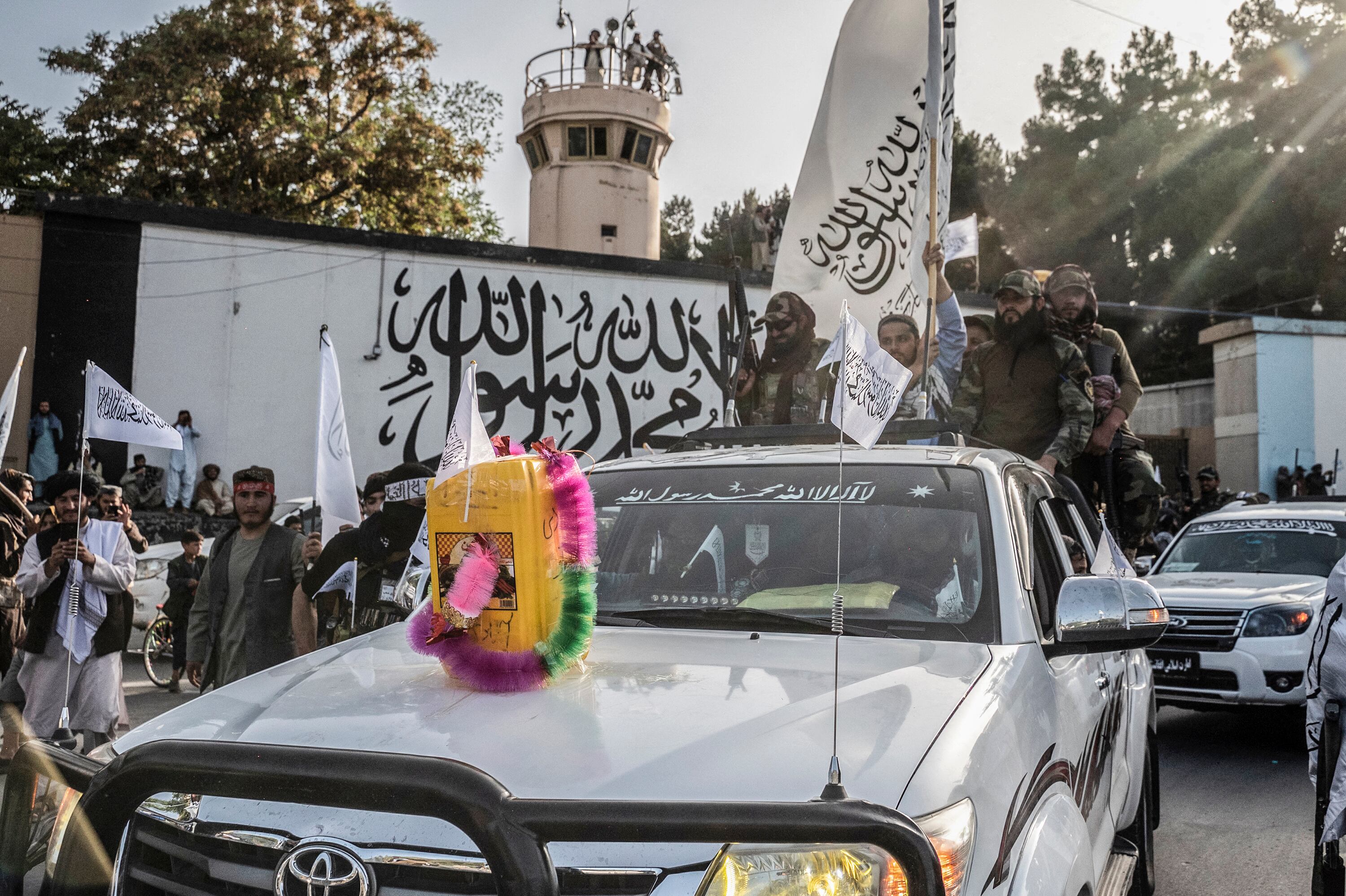 Los talibanes de fiesta, mientras otros lamentan.