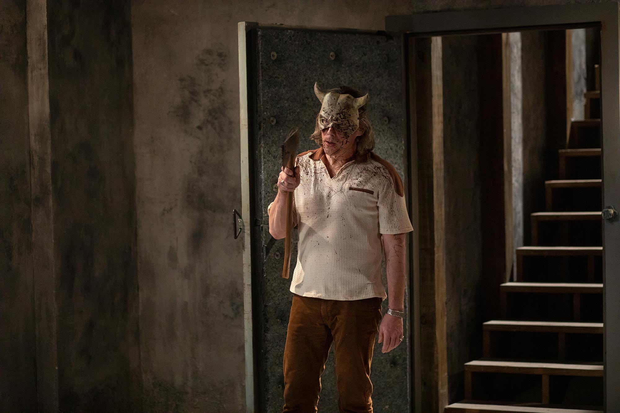 El villano suelta globos luego de apresar nueva una víctima. 