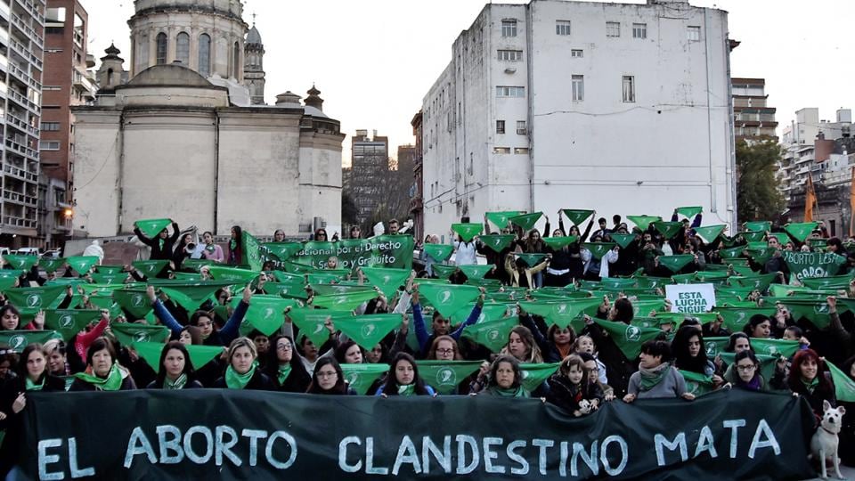 Vidal posó con el pañuelo celeste de los antiderechos durante el debate por el aborto legal.