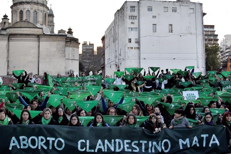 Vidal posó con el pañuelo celeste de los antiderechos durante el debate por el aborto legal.