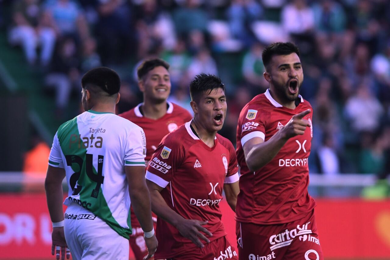 Enrique Triverio marcó el primer gol de Huracán a los dos minutos de juego