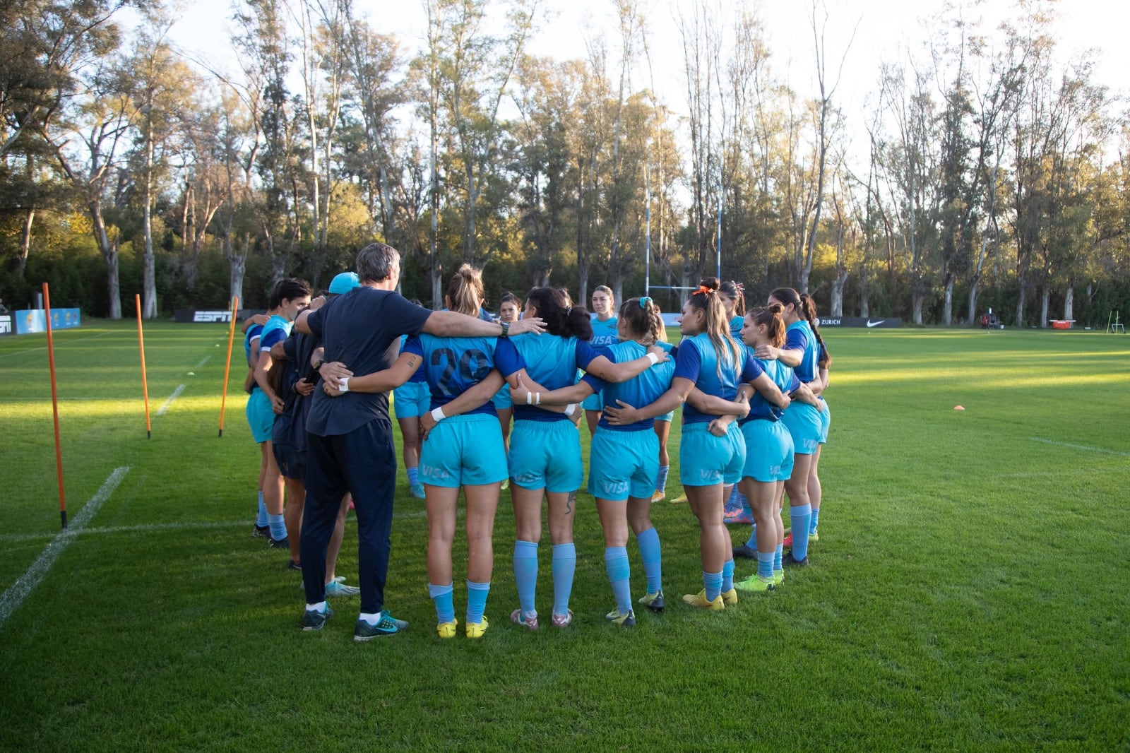 Las Yaguaretés junto al entrenador Nahuel García.