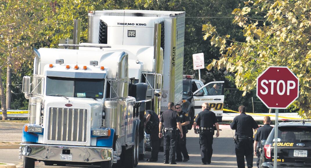 Ocho personas aparecieron muertas en un camión de carga en San Antonio, Texas.