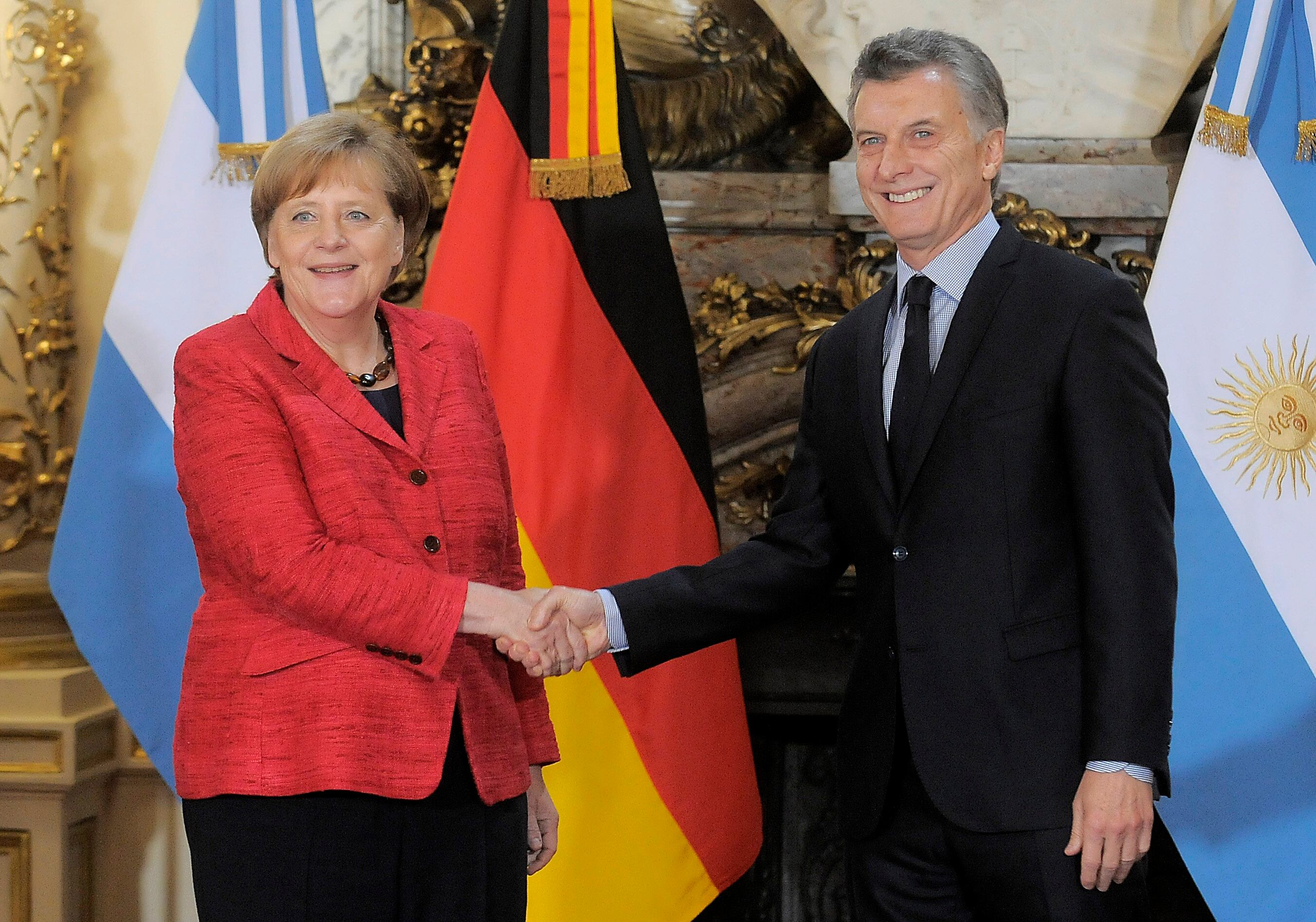 Macri y otro foto para su álbum de la declamada vuelta de la Argentina al mundo.