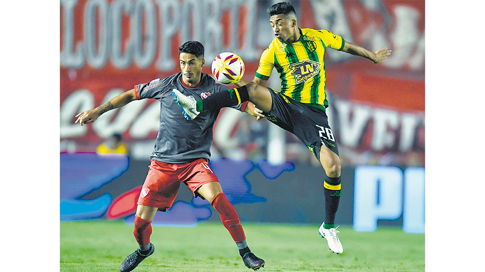 Ozuna y Pablo Hernández luchan por la pelota en una acción que se dio cerca del círculo central.