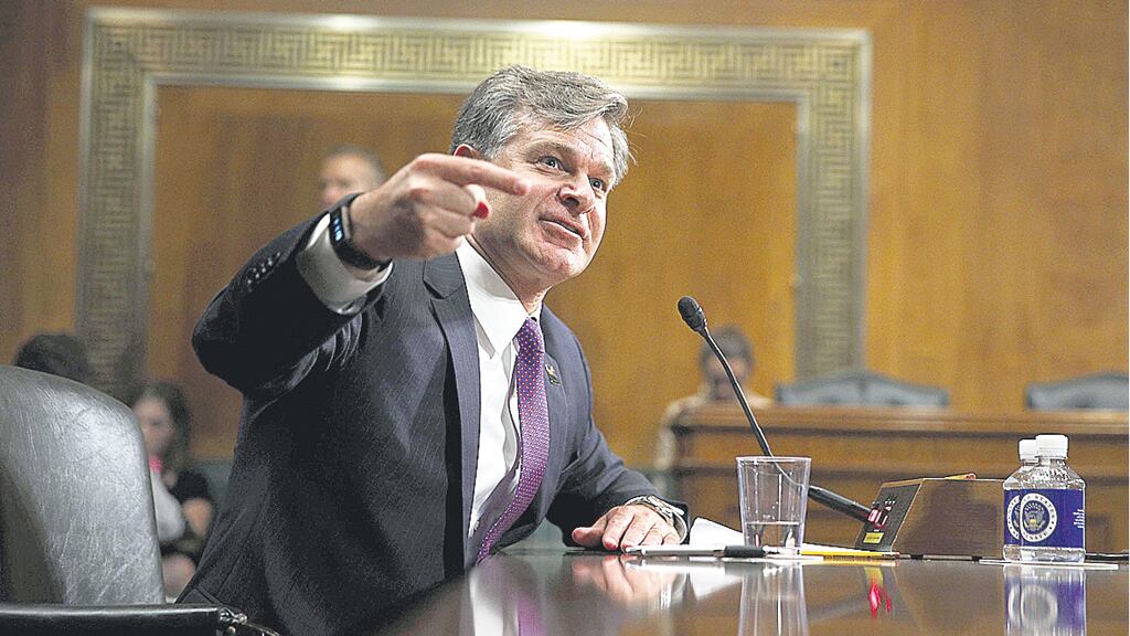 “La relación entre cualquier director del FBI y cualquier presidente tiene que ser profesional, no social”, dijo Wray.