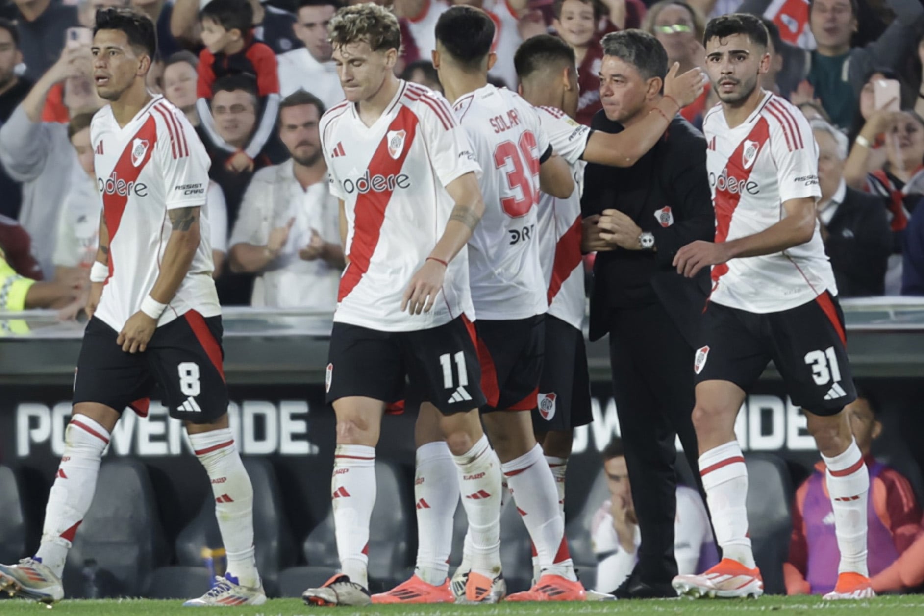 Los jugadores festejan con el técnico Gallardo