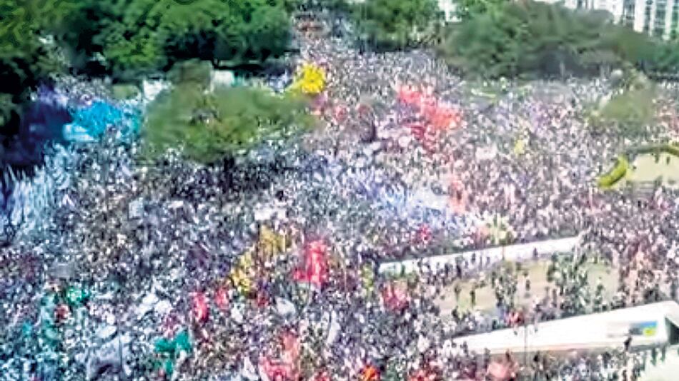 Los miles y miles de personas que se manifestaron casi no fueron mostradas por los canales de TV, que se concentraron en los incidentes.
