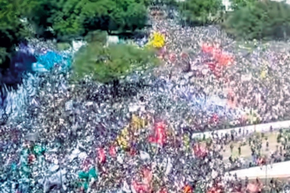 Los miles y miles de personas que se manifestaron casi no fueron mostradas por los canales de TV, que se concentraron en los incidentes.