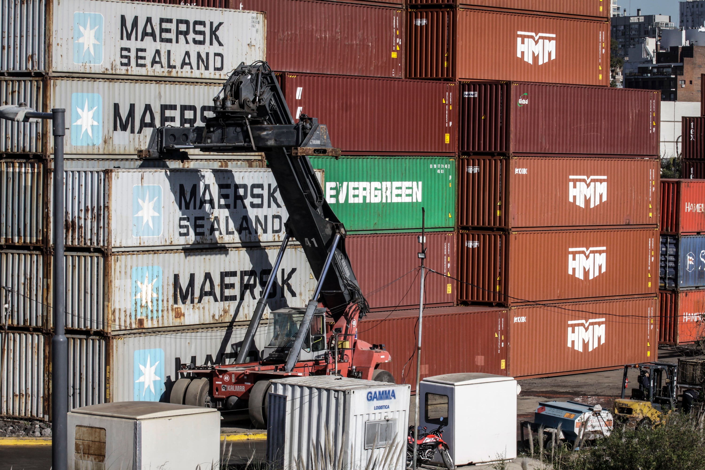 El saldo comercial no alcanza para afrontar los pagos de divisas.