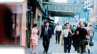 Un plano en el que Astor posa delante del Hotel Astor, de Nueva York.