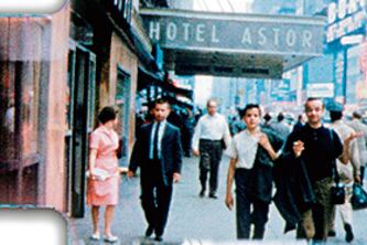 Un plano en el que Astor posa delante del Hotel Astor, de Nueva York.