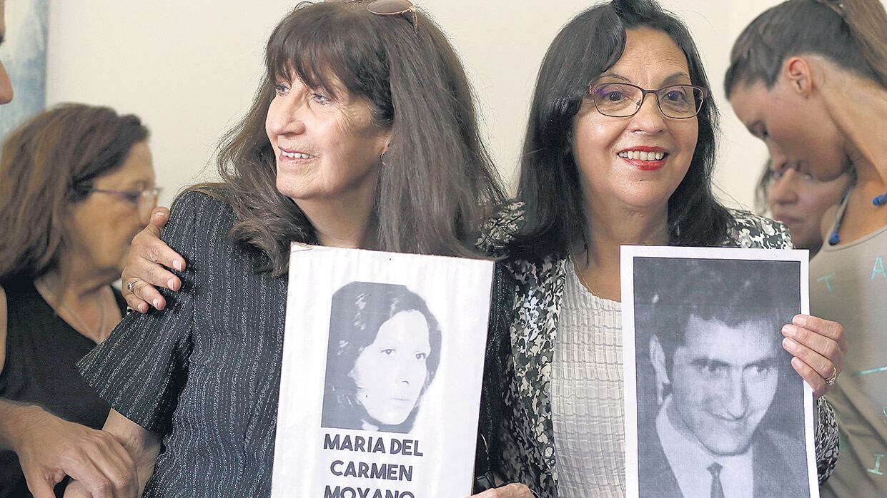 Adriana Moyano y Elsa Poblete ayer en la conferencia de prensa en Abuelas de Plaza de Mayo.
