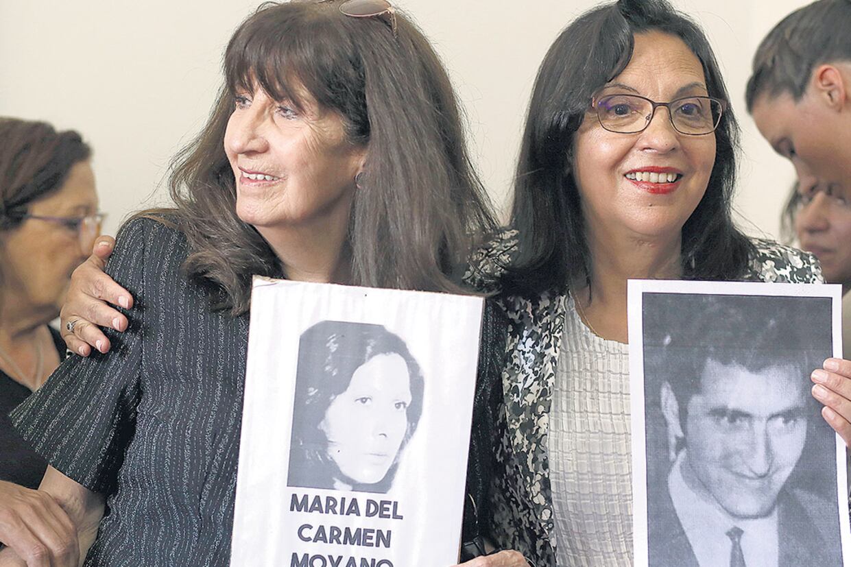 Adriana Moyano y Elsa Poblete ayer en la conferencia de prensa en Abuelas de Plaza de Mayo.