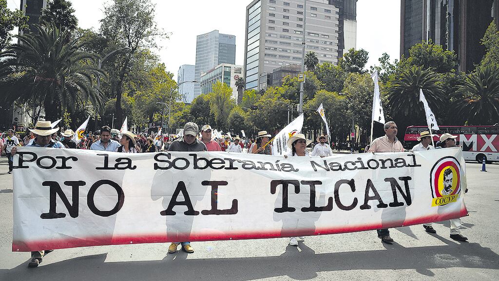 Activistas y sindicatos protestan contra el TLC norteamericano ayer en México D.F.