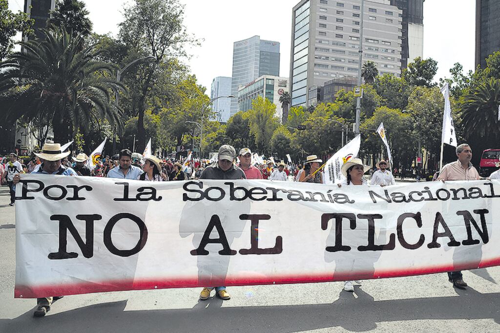 Activistas y sindicatos protestan contra el TLC norteamericano ayer en México D.F.