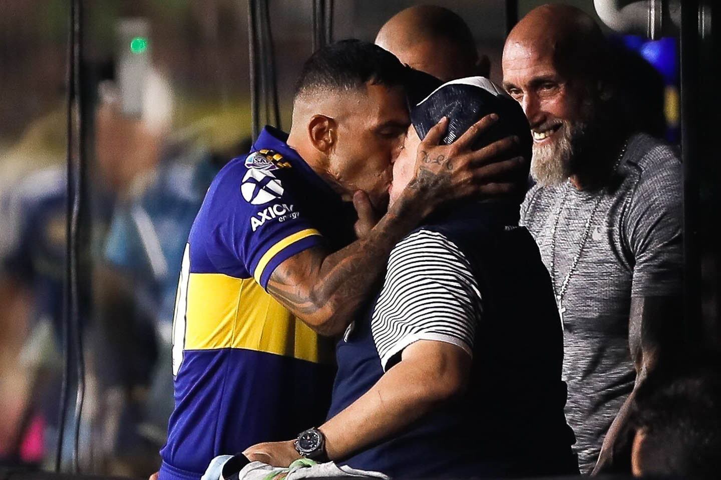 El pico entre Maradona y Tevez en la última visita del Diez a la Bombonera. Tevez no estará entre los titulares.