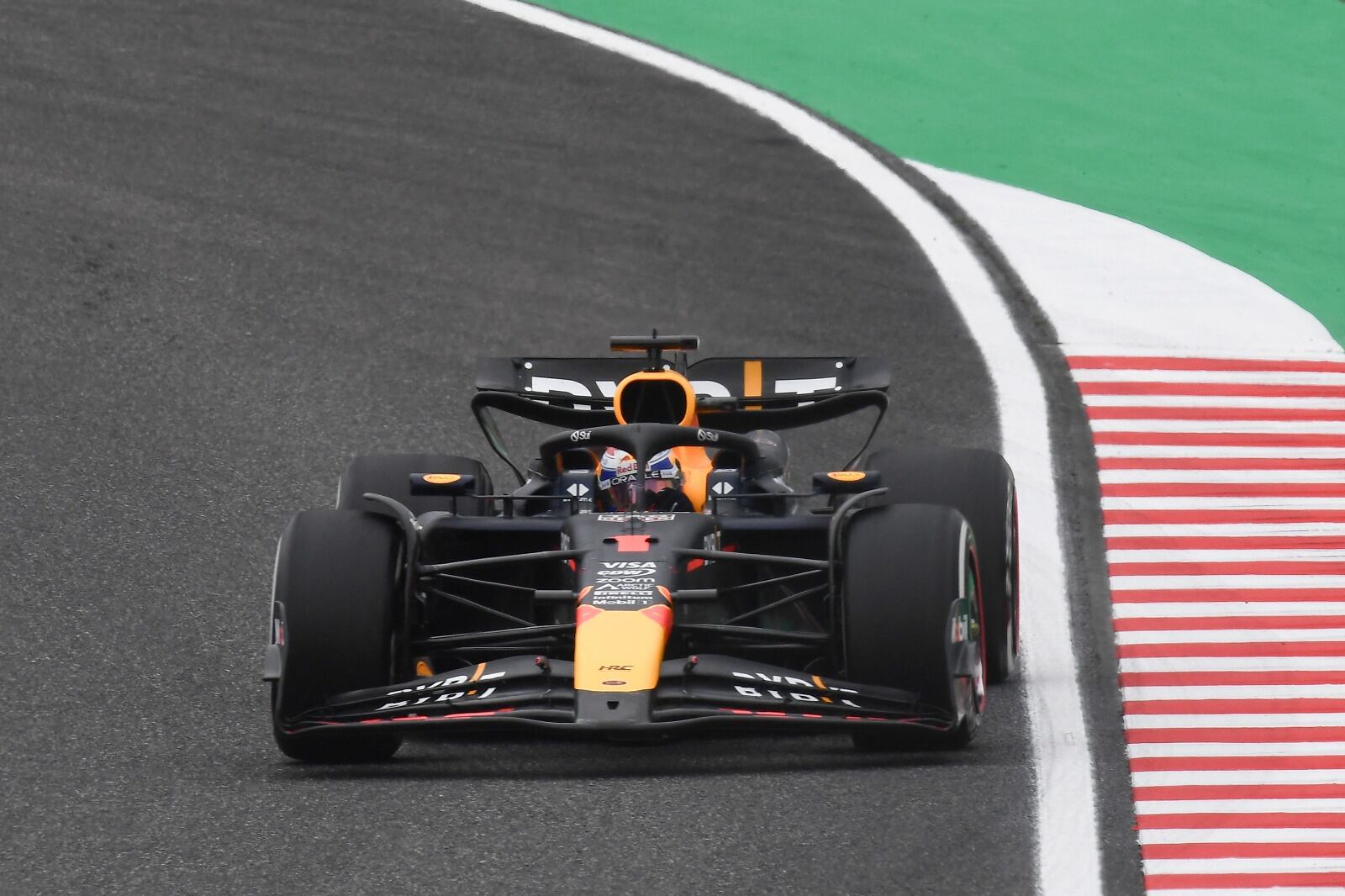 Max Verstappen gira en el circuito de Suzuka.