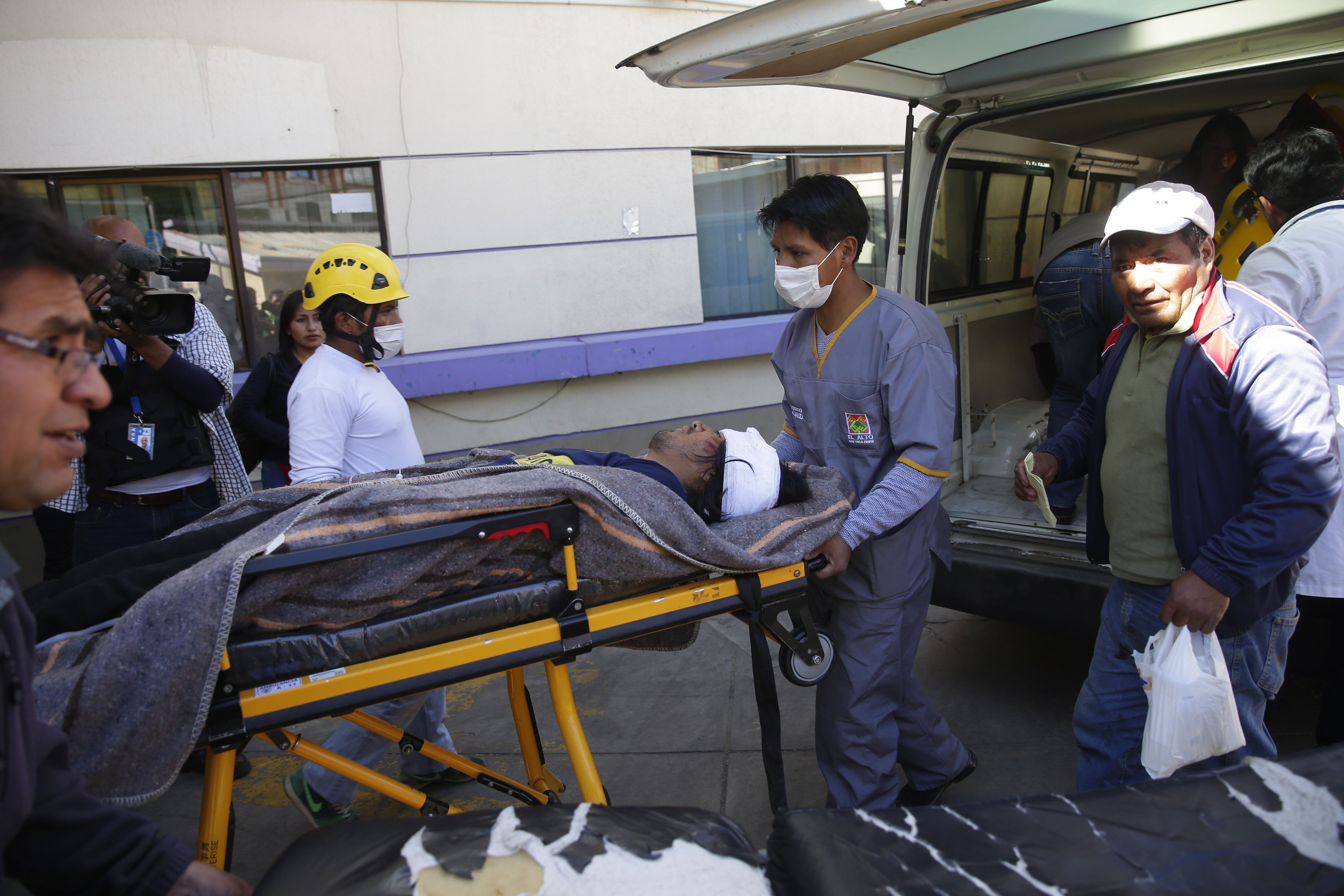 Traslado de heridos después de la represión en El Alto.