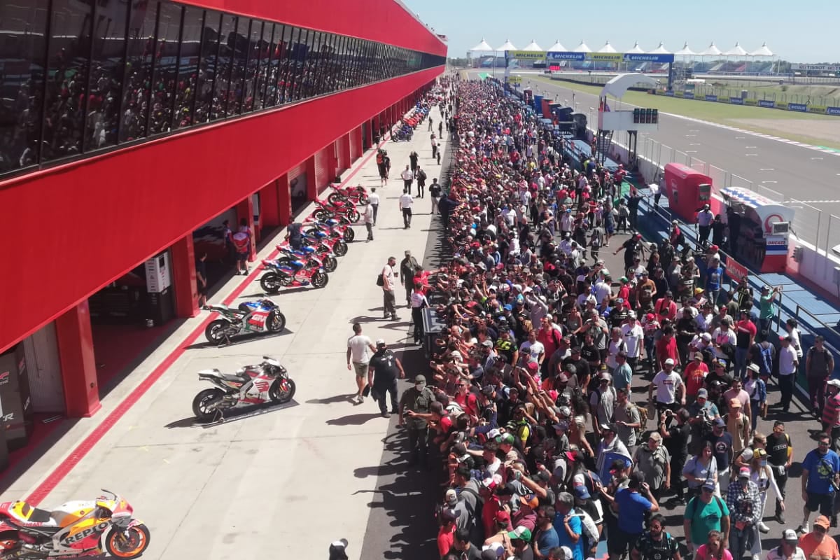 Fanáticos del MotoGP de la Argentina, de recorrida por los boxes.
