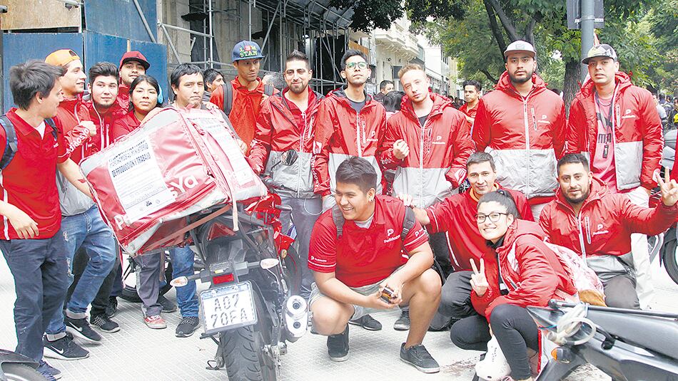 Los trabajadores marcharon al Ministerio de la Producción y el Trabajo.