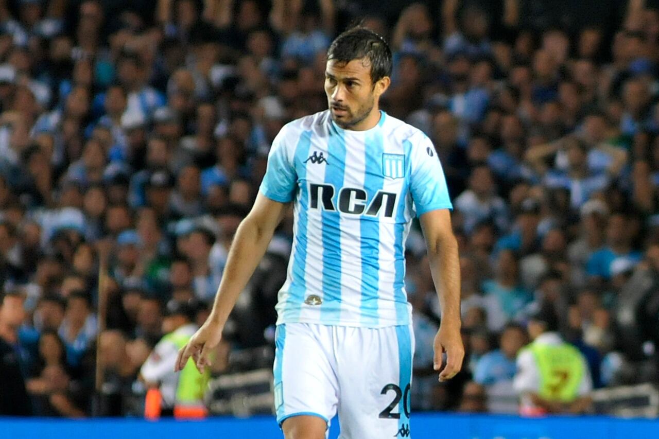 Darío Cvitanich debió aceptar una fuerte rebaja de su salario para continuar en Racing.