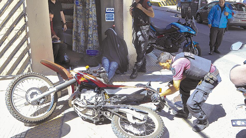 Dos de los asaltantes fueron apresados y hay cuatro prófugos.