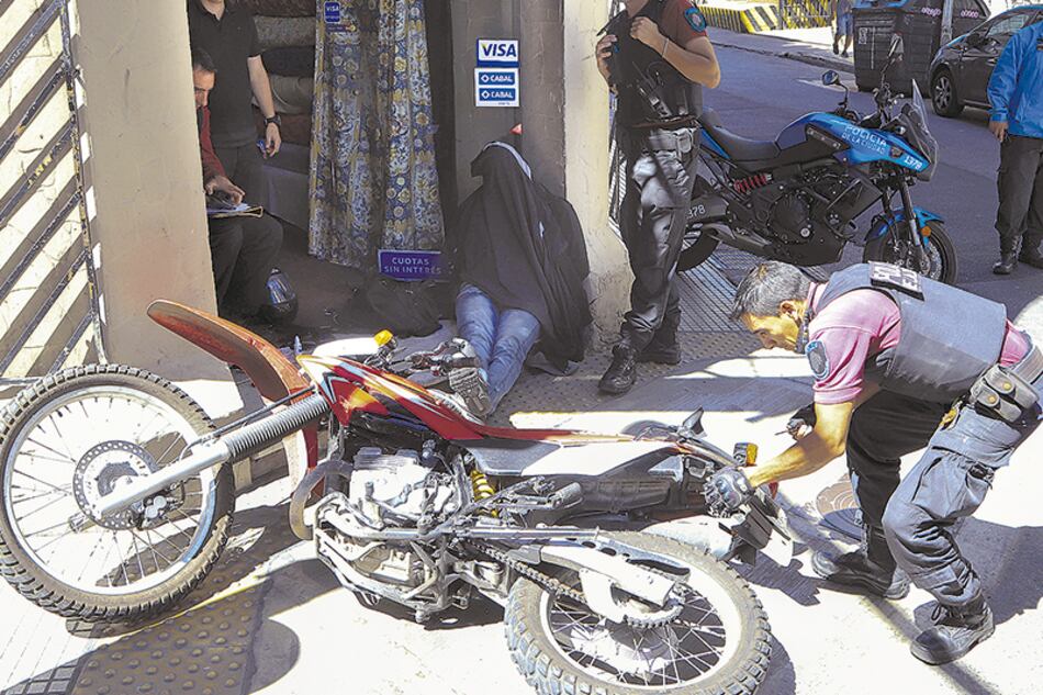 Dos de los asaltantes fueron apresados y hay cuatro prófugos.